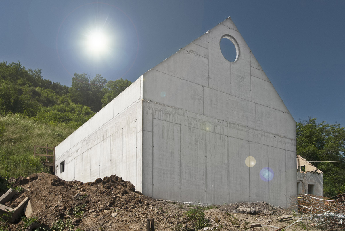 Pohled na rodinný domek se symetrickým spárořezem desek Framax Xlife