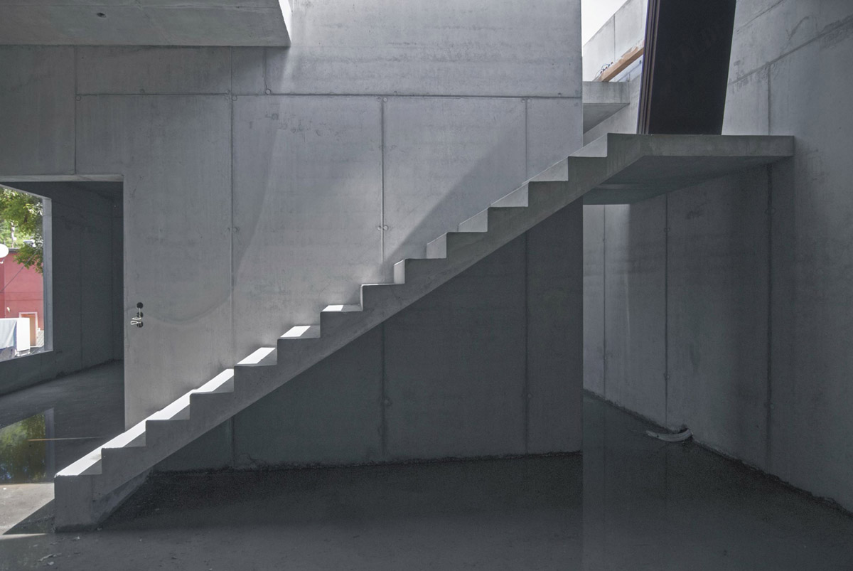 Pohled do vnitřku rodinného domku. Pro stěny bylo použito bednění Famax s deskami Xlife, stropy byly bedněny systémem Dokaflex 1-2-4 s deskami Doka 3SO. Pro schody bylo použito bednění z desek Dokaplex.