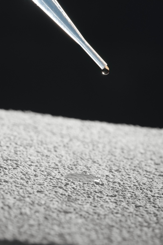 Chovani kapky vody na omítce Ceresit CT 79