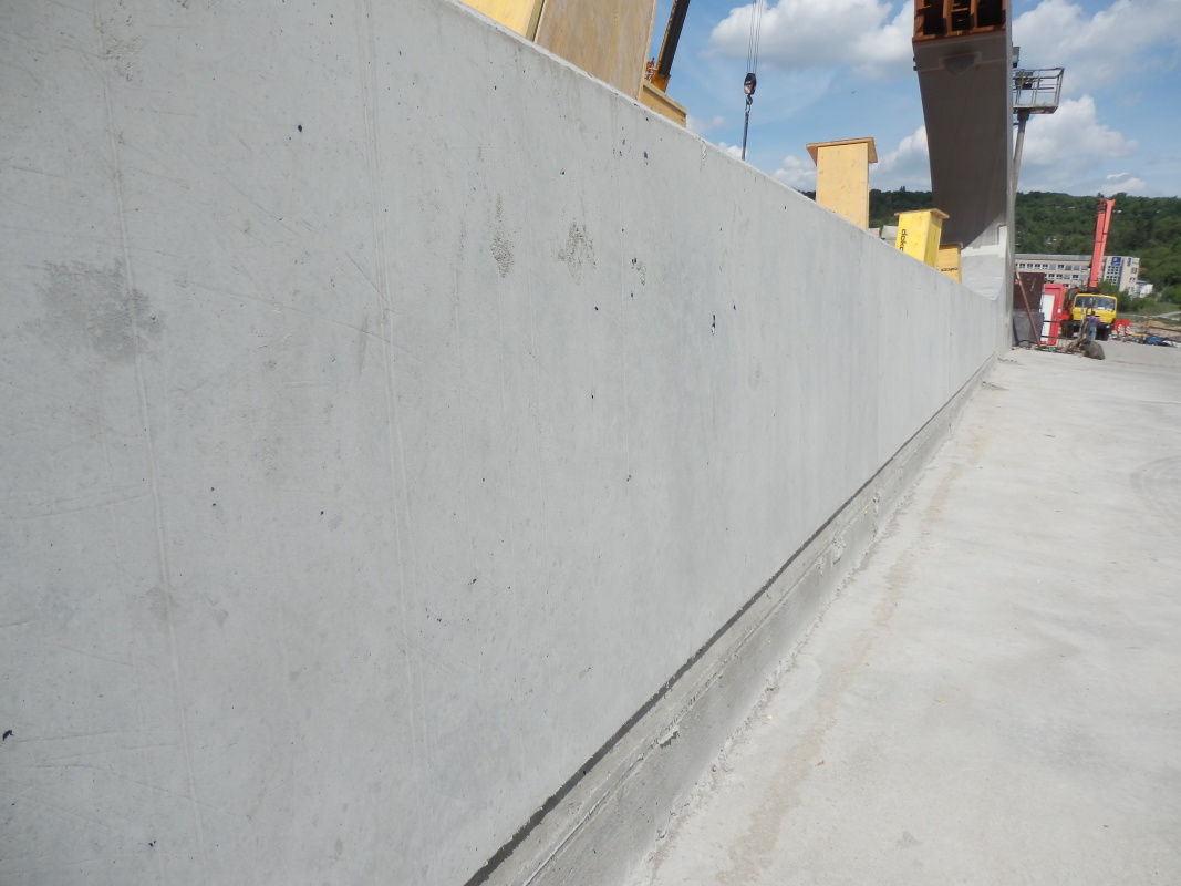 Betonová rampa oddělující tramvajový pás od pruhů pro automobily