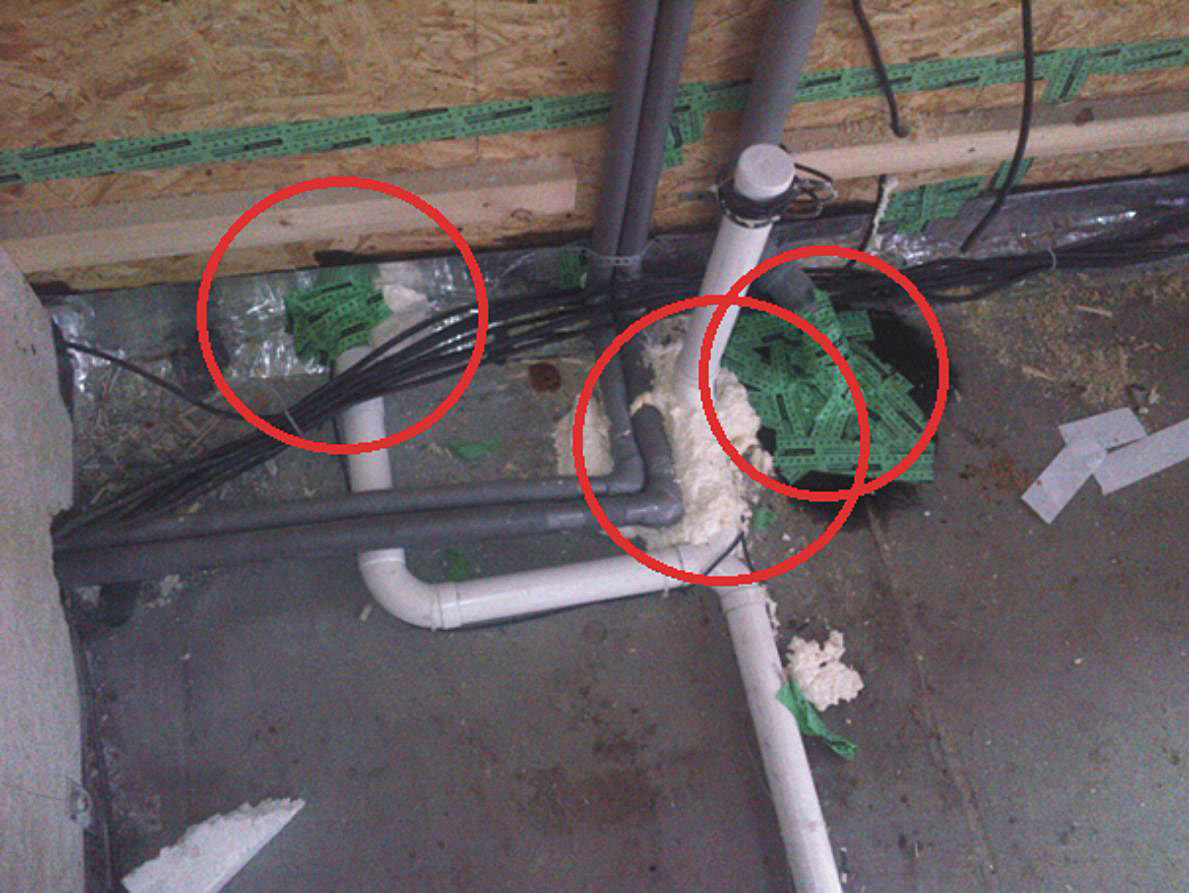 Nesprávně provedený detail prostupu PVC trubky konstrukcí