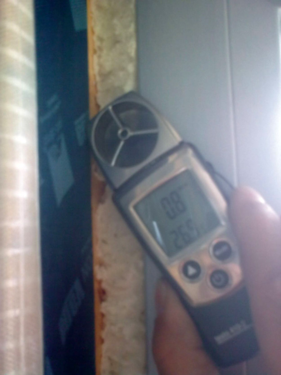 Detail řešení okenní připojovací spáry. Nevhodné použití okenní nízkoexpanzní pěny místo těsnicí pásky. 