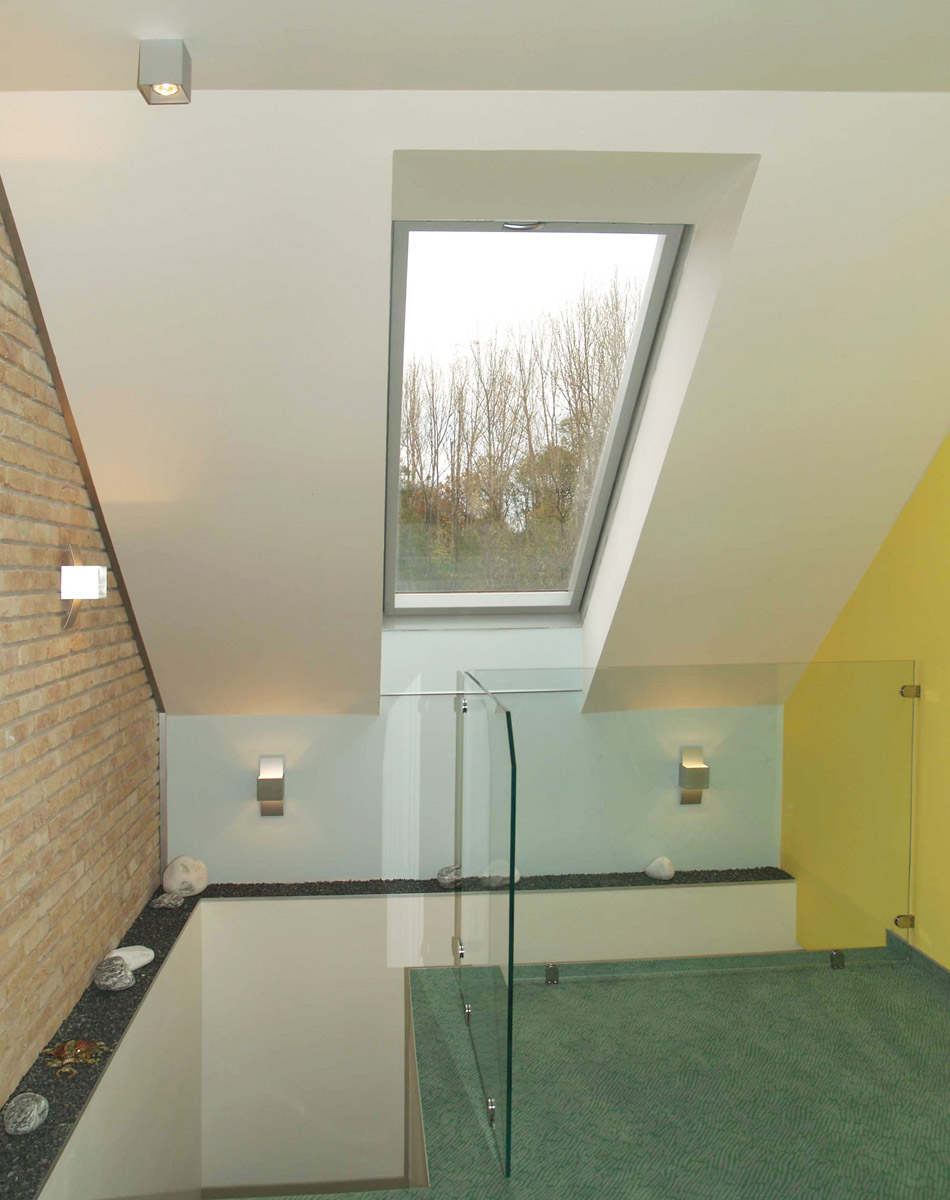 Kyvné střešní okno Solara LIDO IQ, šedý nástřik masivu borovice