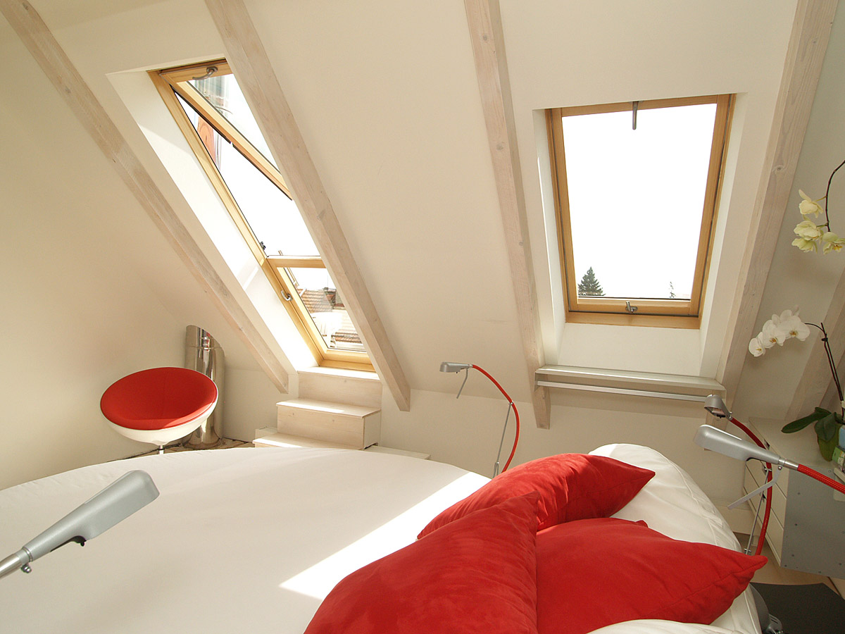 Výklopně-kyvné střešní okno Solara PRAKTIK a střešní balkonové dveře Solara OPEN