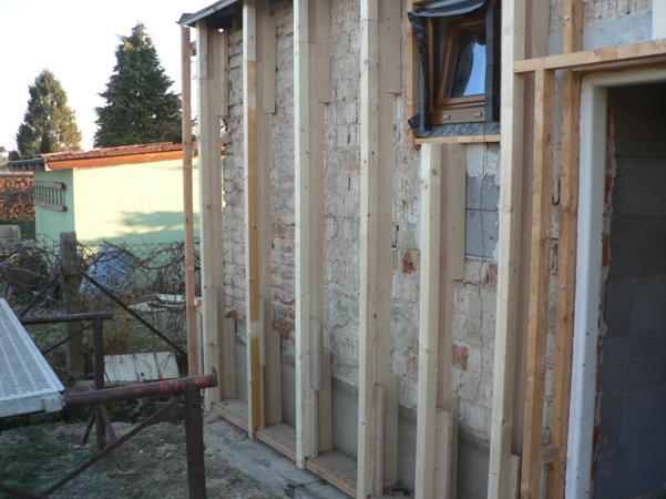 Obr. 2: Instalace expandérů na stávající fasádu včetně vyrovnání