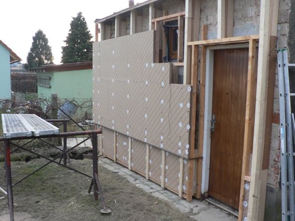 Obr. 3: Montáž dřevovláknitých desek jako podklad pro omítku