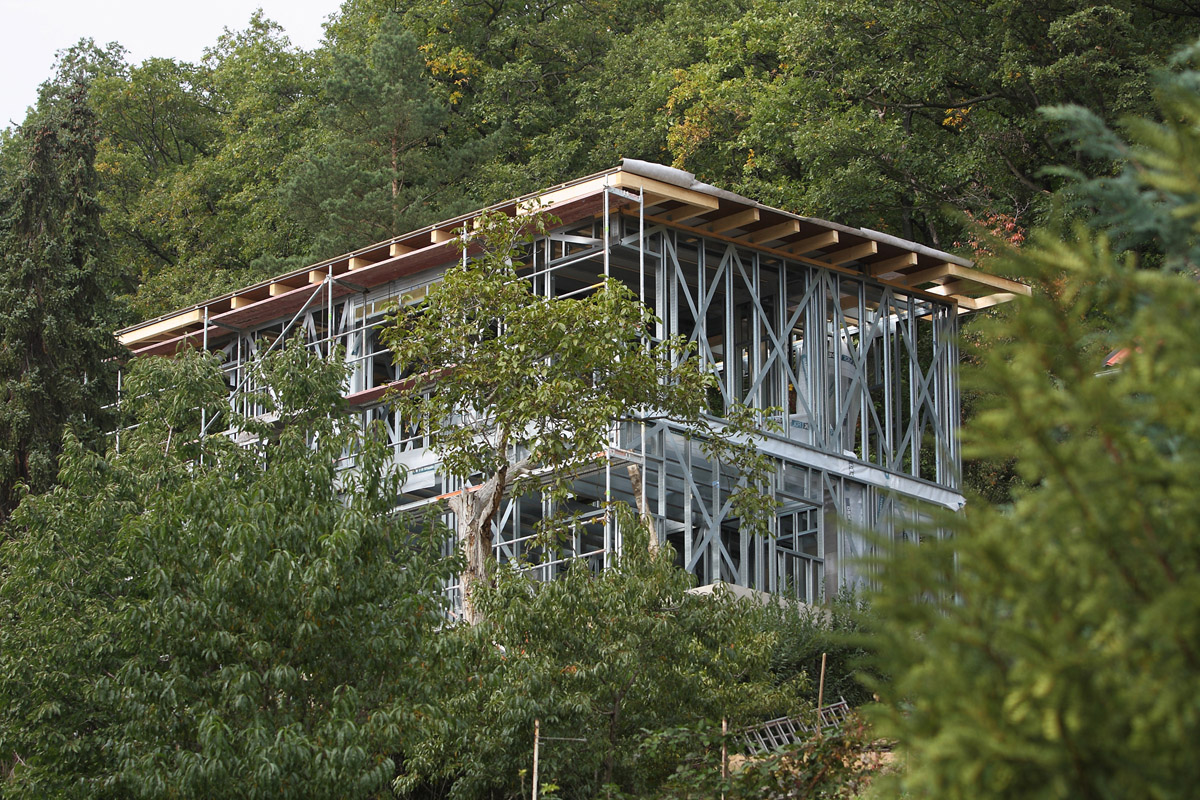 Dům v Brné, 4. měsíc výstavby, hotová nosná ocelová konstrukce domu včetně střechy. Skladba střechy obsahuje celkem 250 mm izolace z minerální vlny, která je nesena konstrukcí zavěšeného podhledu. Výsledný součinitel prostupu tepla skladby střechy U = 0,150 W/m2.K.