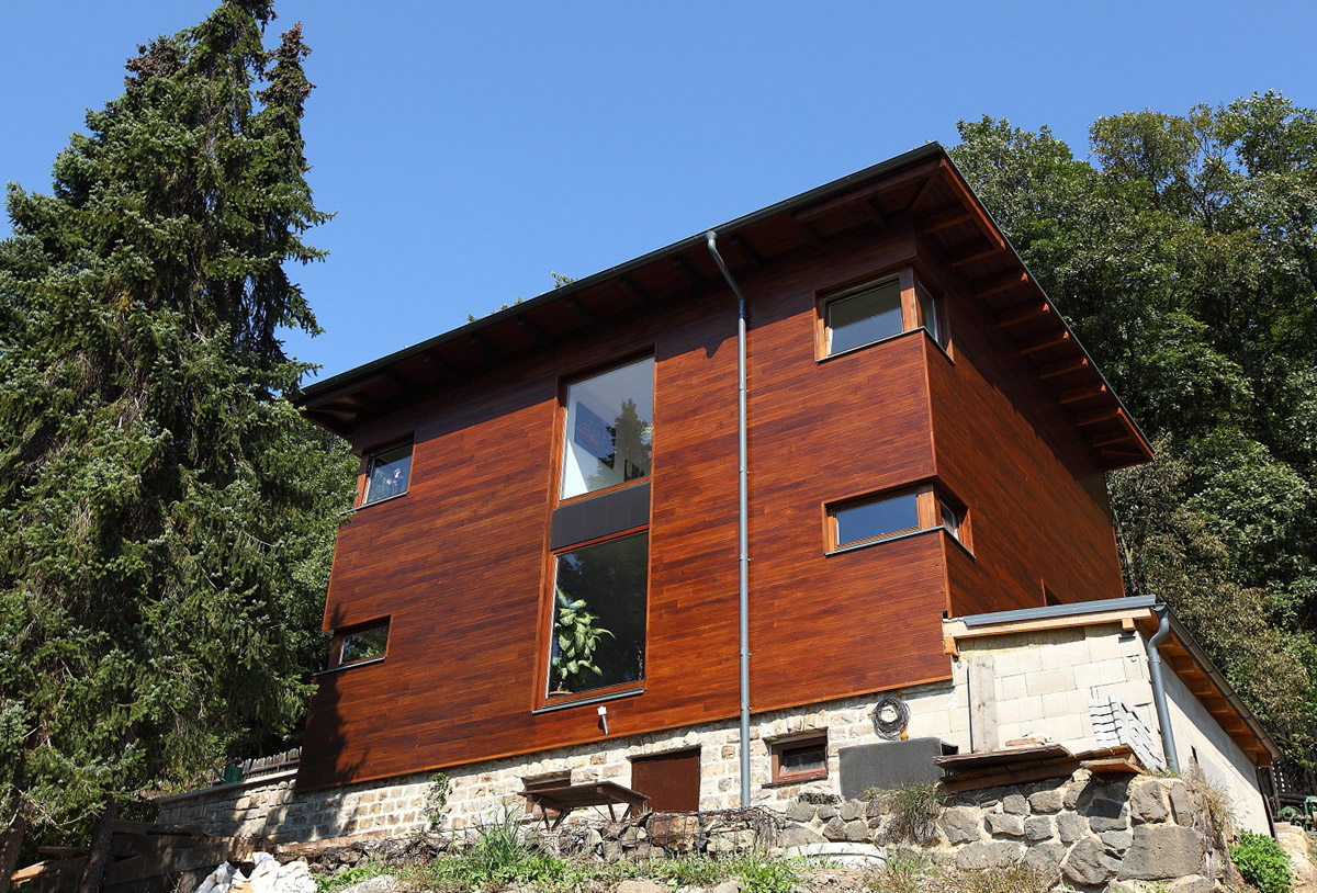 Fasáda s dřevěným lakovaným obkladem z exotických dřevin