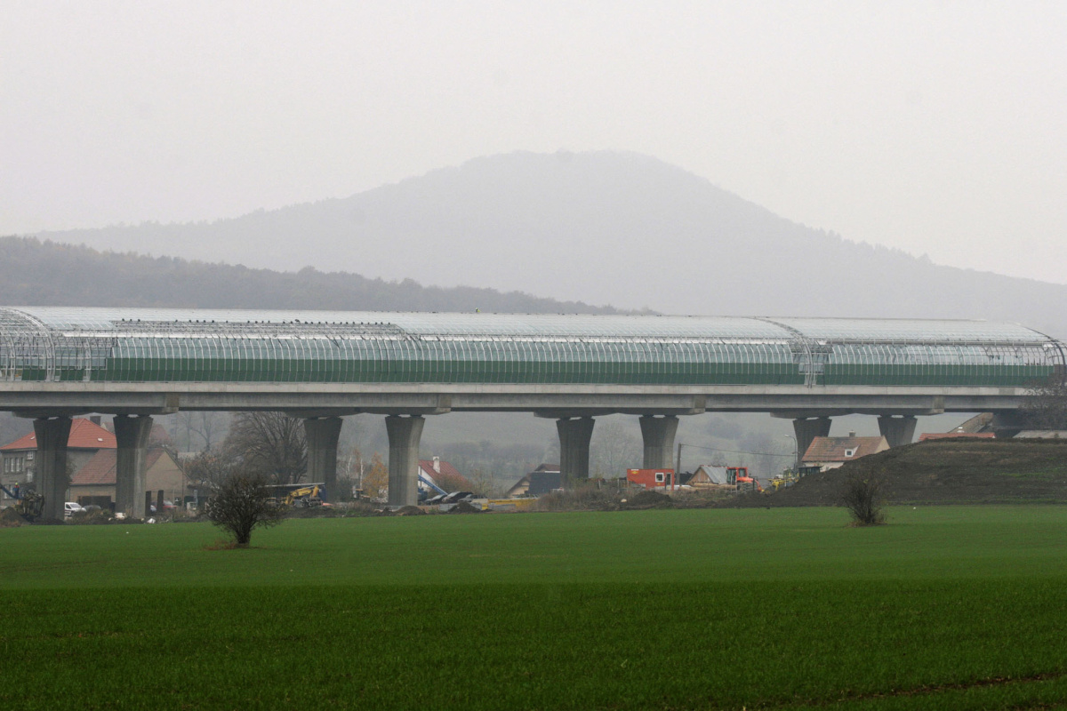 Obr. 8: Protihluková stěna na D8 u Vchynic