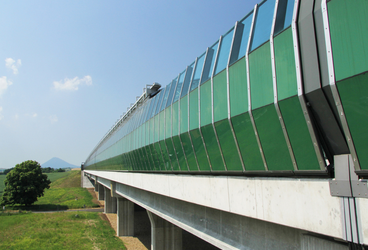 Obr. 9: Protihluková stěna na D8 u Vchynic