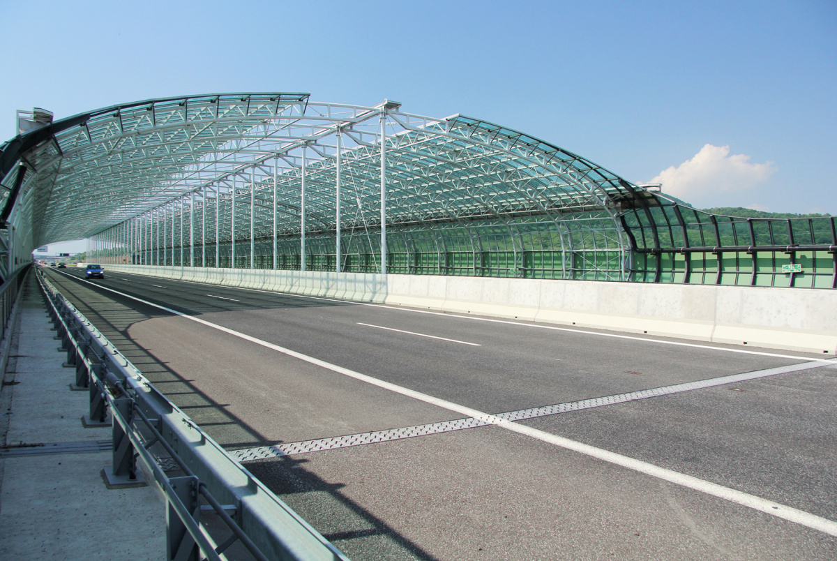 Obr. 10: Protihluková stěna na D8 u Vchynic