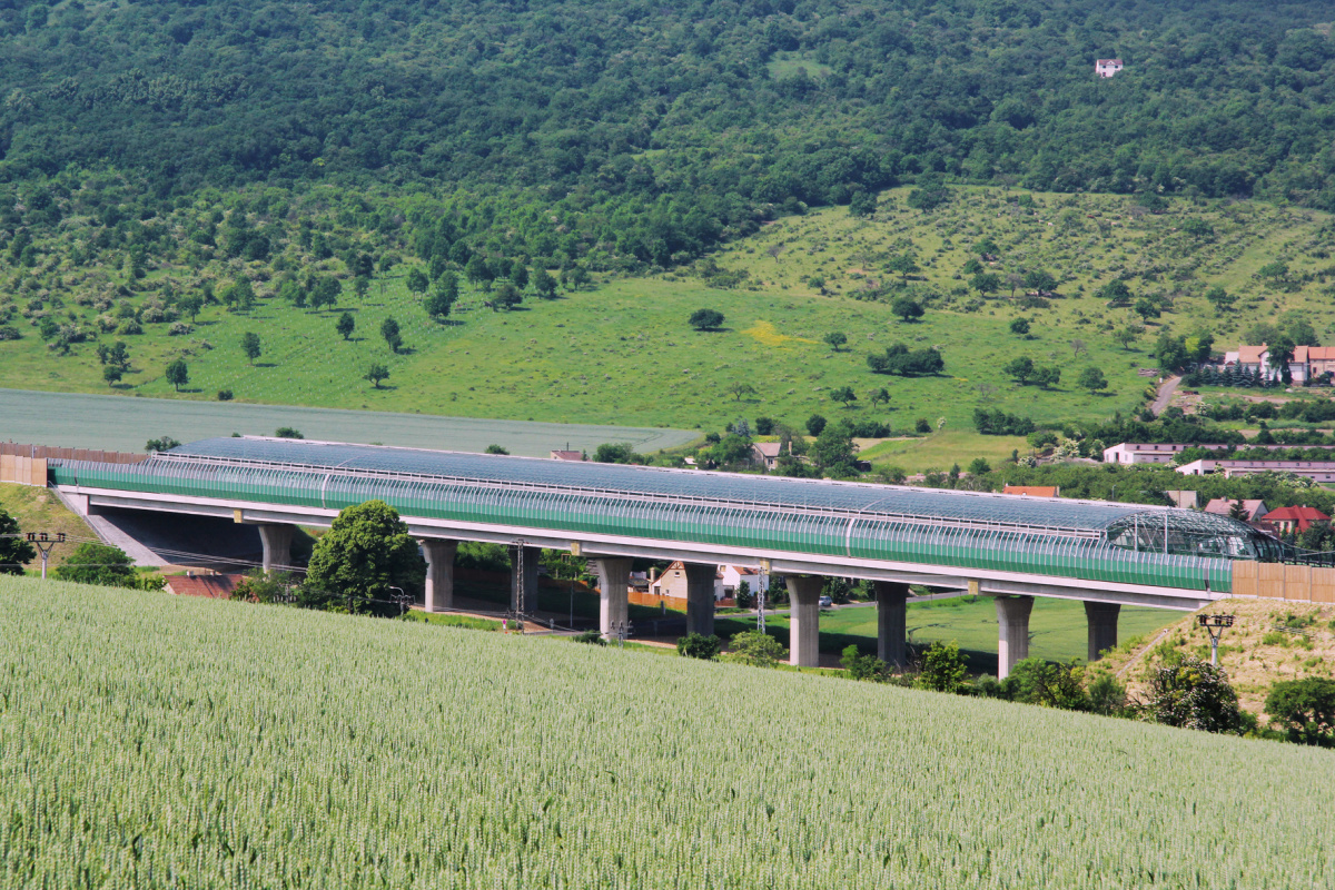 Obr. 11: Protihluková stěna na D8 u Vchynic