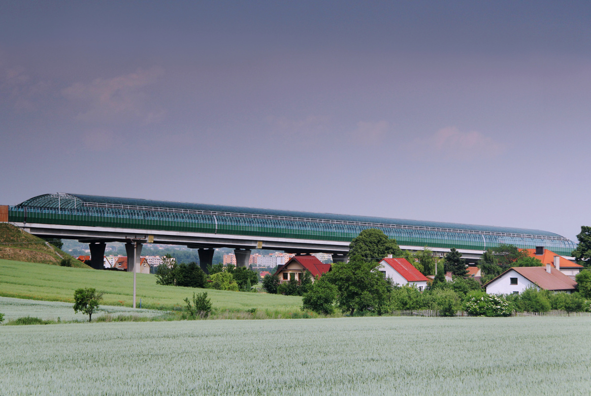 Obr. 12: Protihluková stěna na D8 u Vchynic