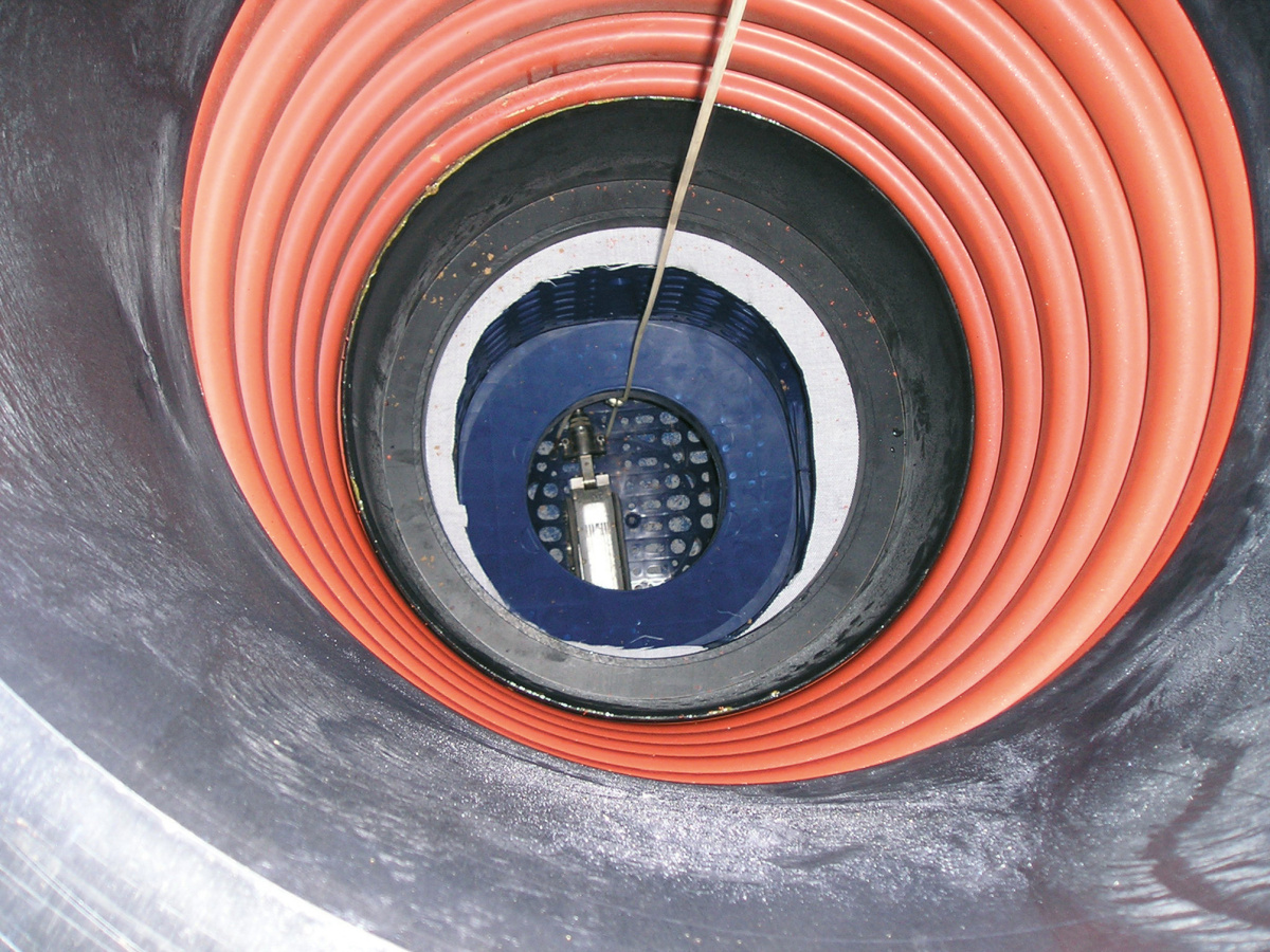 Pohled do šachtové roury TEGRA 600 s šachtovým adaptérem na boku Q-Bic