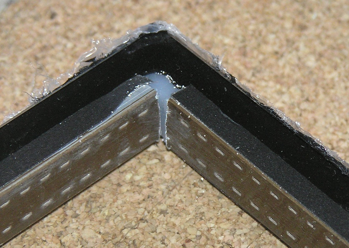 Obr. 2: Chybné napojení profilů v rohu vede k netěsnosti dutiny