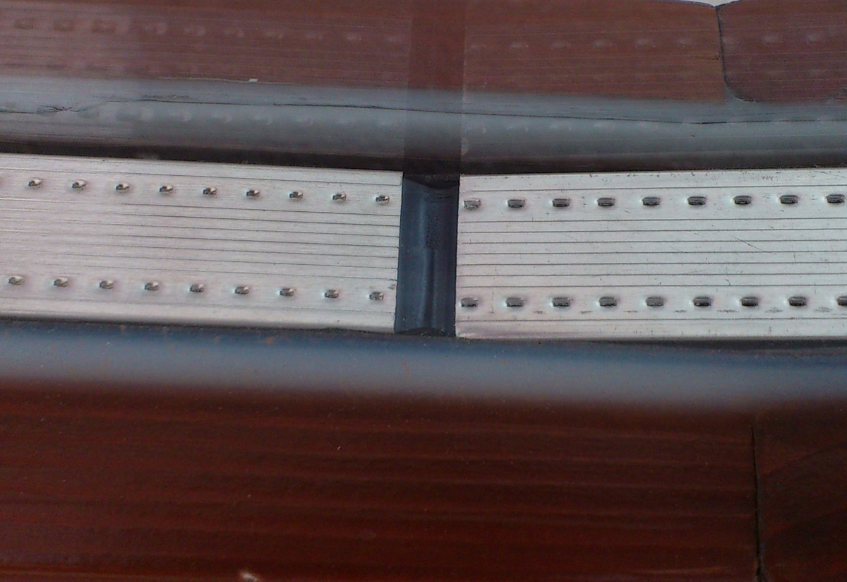 Obr. 3: Chybné napojení profilů na spojce vede k netěsnosti dutiny