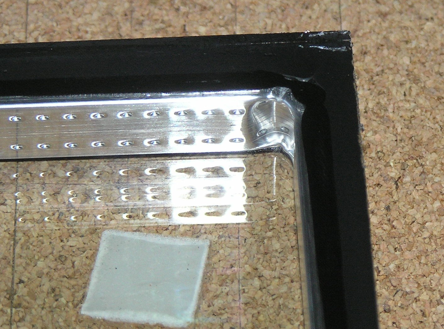 Obr. 4: Deformace profilu v rohu může vést k netěsnosti dutiny