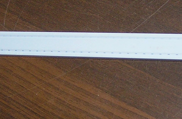 Obr. 5: Neprůchodnost perforace – je zřejmý rozdíl mezi průchodností spodní a horní řady otvorů