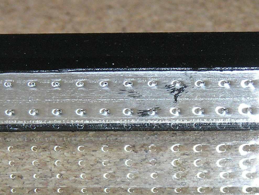 Obr. 6: Stopy znečištění povrchu rámečku tmelem