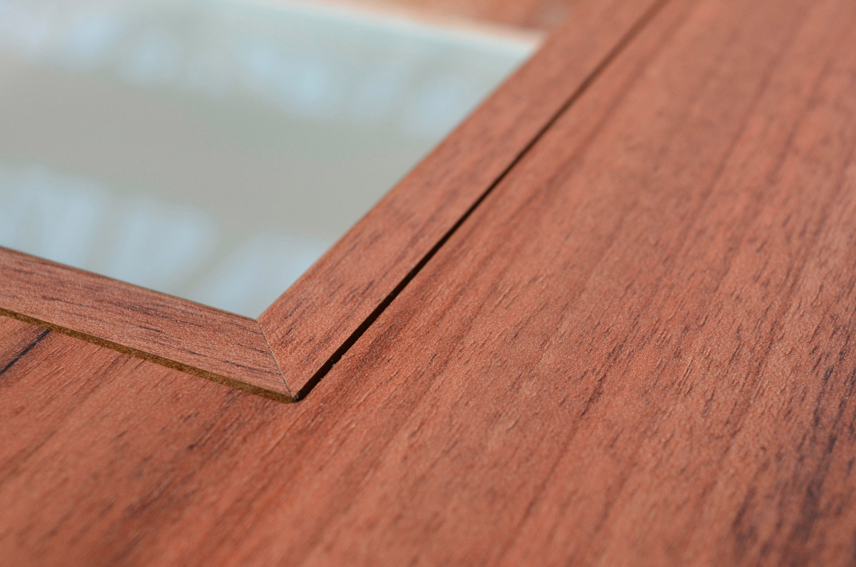 Detail zapuštěného rámečku u dveří SIMA