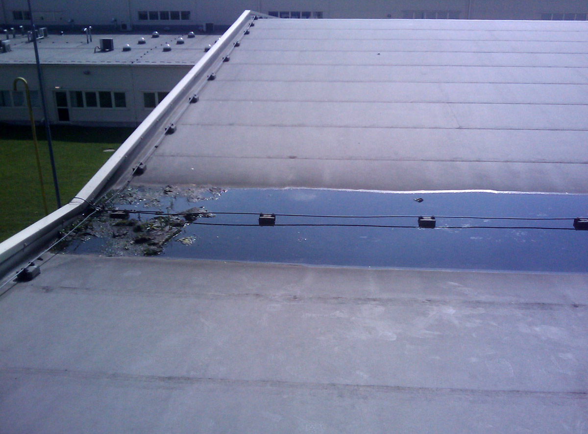 Nesprávné vyspádování směrem ke střešnímu vtoku