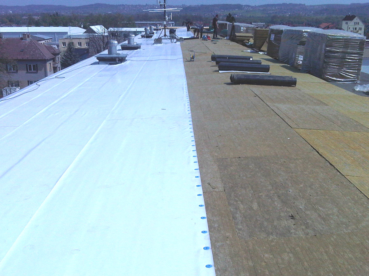 Pohled na zateplovanou střechu – kotvení hydroizolační fólie