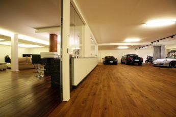 Prosklené dveře nabízejí přechod z garáže do vily