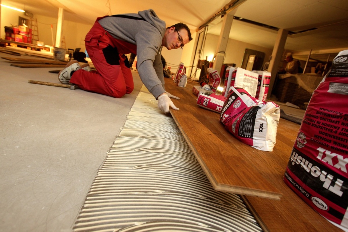 Až 3,5 m dlouhé parketové lamely jsou opatrně položeny na vrstvu lepidla