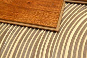 Prkno položené v lepidle