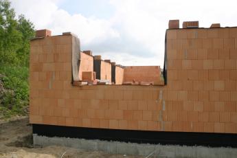 Obr. 7: Vysprávky obvodového zdiva