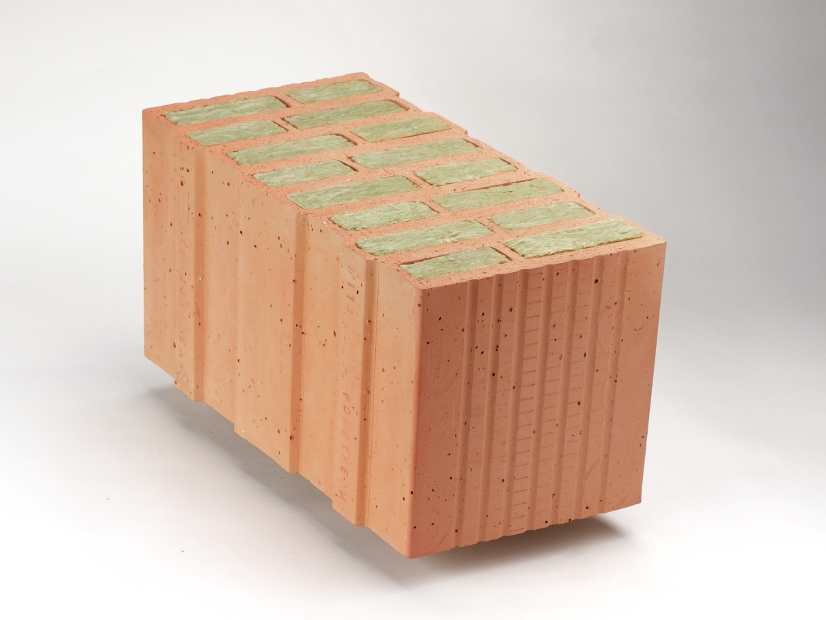 Obr. 1: Cihla plněná minerální vatou Porotherm 44 T Profi