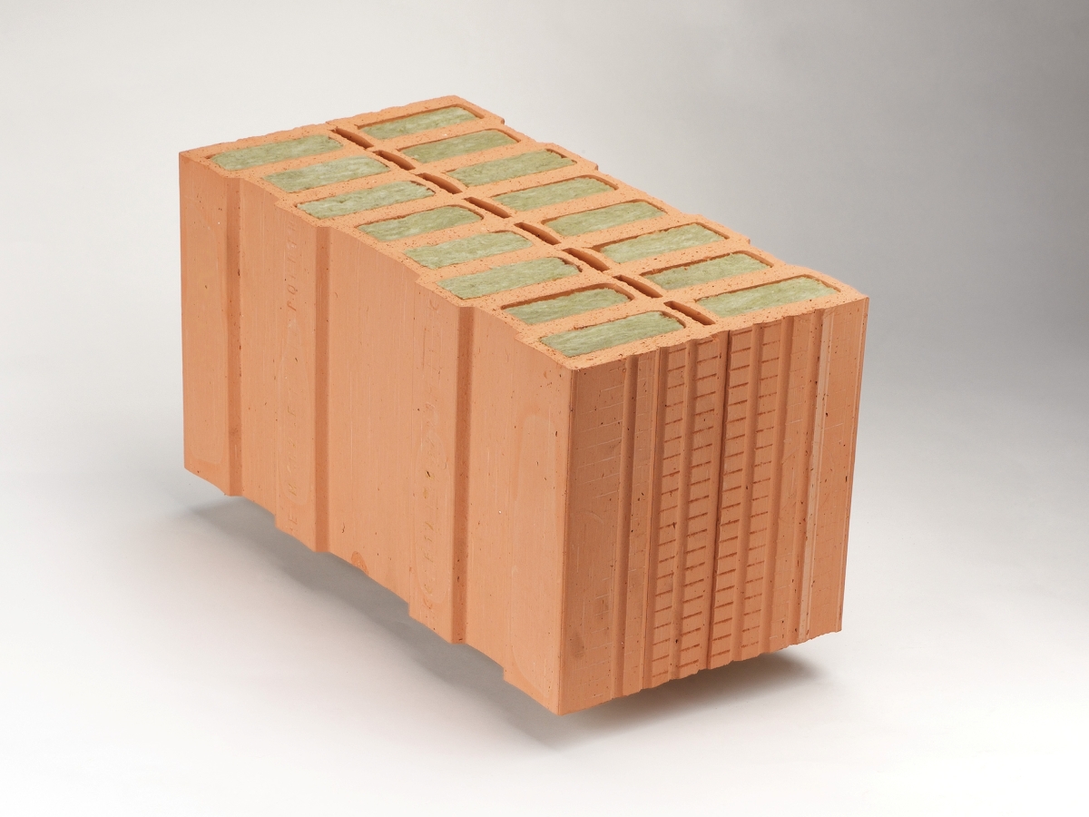 Obr. 2: Cihla plněná minerální vatou Porotherm 44 T Profi