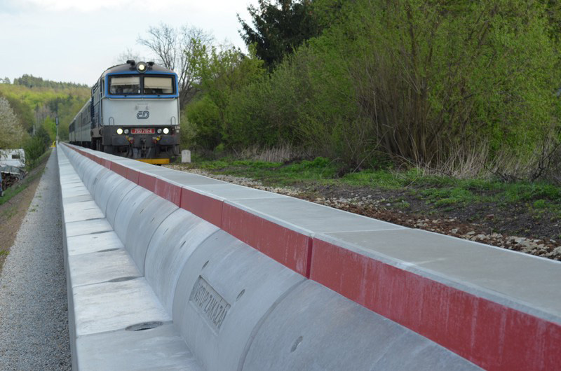 Nízká protihluková clona železniční trati, inovace protihlukových opatření a pilotní aplikace v obci Tetčice