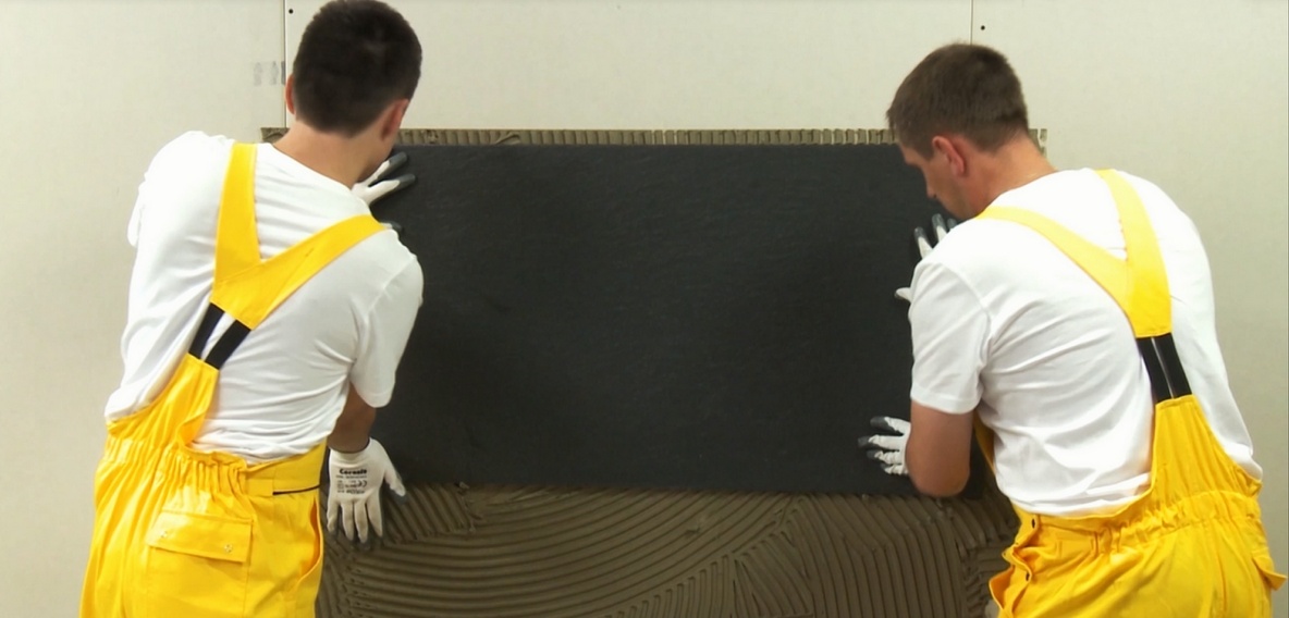 Lepení velkoformátového obkladu, vysoce flexibilní lepicí malta Ceresit CM 22 Mega Format Flexible