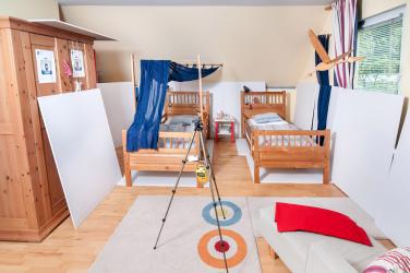 Protože dům je zařízený, desky byly na 24 hodin uvnitř volně rozmístěny. Koncentrace formaldehydu za tu dobu klesla o 40 %.