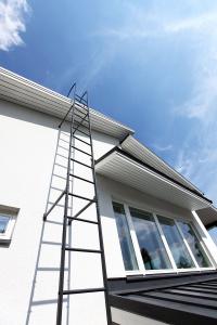 Bezpečnostní prvky jsou přirozenou součástí střech skandinávských domů