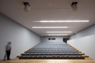 V portugalském Cascais postavil Eduardo Souto de Moura muzeum Casa das Histórias Paula Rêgo. V auditoriu zajišťuje akustický chladicí strop (StoSilent Cool) příjemnou teplotu i zvuk.