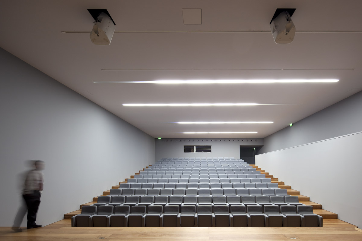 V portugalském Cascais postavil Eduardo Souto de Moura muzeum Casa das Histórias Paula Rêgo. V auditoriu zajišťuje akustický chladicí strop (StoSilent Cool) příjemnou teplotu i zvuk.