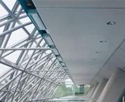 Na univerzitě v Cambridge vznikla novostavba Právnické fakulty od kanceláře Sir Norman Foster and Partners. Zde byl nastříkán porézní povrch stropu.