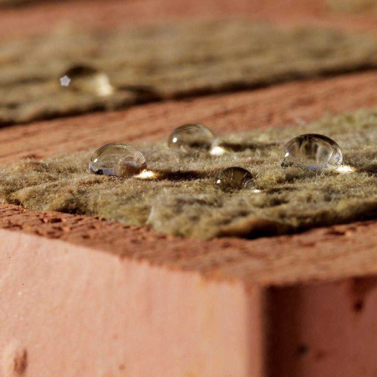 Minerální vata integrovaná v dutinách cihly je hydrofobizovaná