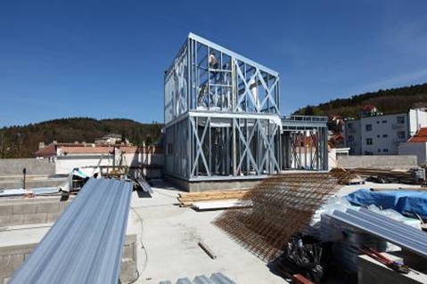 Skelet Lindab Construline,využitý při výstavbě mezonetových apartmánů Eden v Luhačovicích na okraji městské památkové zóny