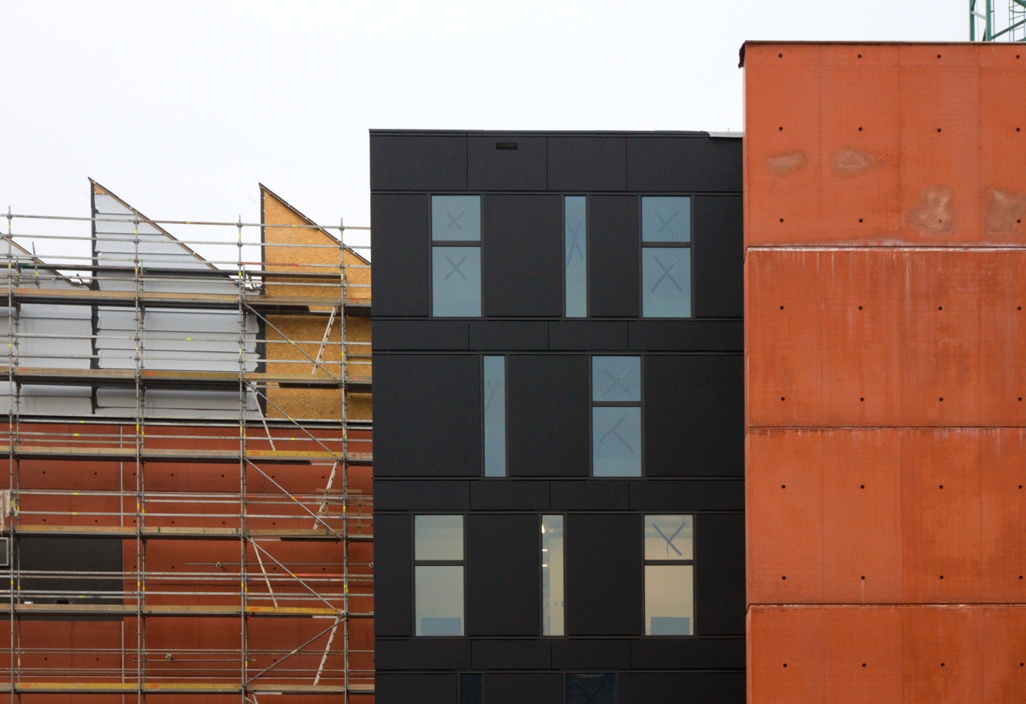 Kombinace fasád provozní budovy