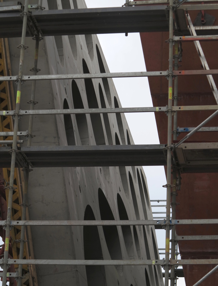 „Bublinková“ čelní fasáda, pomyslná divadelní opona z pohledového betonu EASYCRETE 