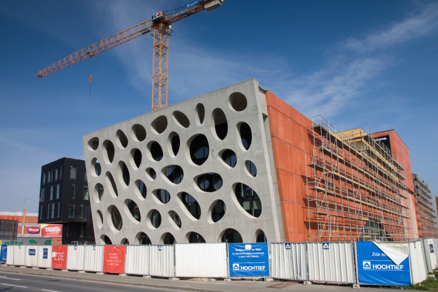 „Bublinková“ čelní fasáda, pomyslná divadelní opona z pohledového betonu EASYCRETE