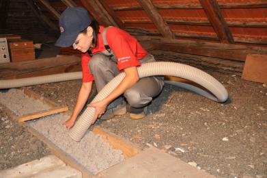 Aplikace foukané izolace Climatizer Plus® do volného prostoru ve střeše budovy