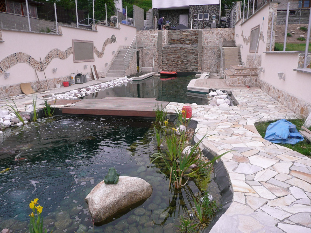 Využití lepidla SCHÖNOX Q9 pro lepení dlažby z přírodního kamene v exteriéru