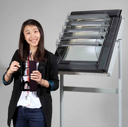 Vítězný projekt korejské studentky Univerzity umění v Berlíně Hyunjeong Kim Ferro Fluid Scales představuje magnetickou kapalinu ferrofluid, která v přirozeném stavu vypadá jako obyčejná černá voda v průhledných lamelách, ale vložením do magnetických polí zhoustne, čímž umožňuje zatemnění interiéru dle potřeb uživatele.