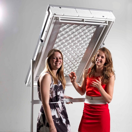 Projekt The Swipe představuje zastiňující rolety nizozemských studentek Iris van den Brink a Anneoles de Koff, které pomocí aplikace pro mobilní telefony umožňují regulovat optimální množství světla dle potřeb uživatele.