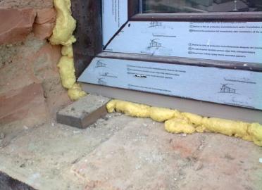 Obr. 4: Podkladní dřevěný špalek – okno s parozábranou