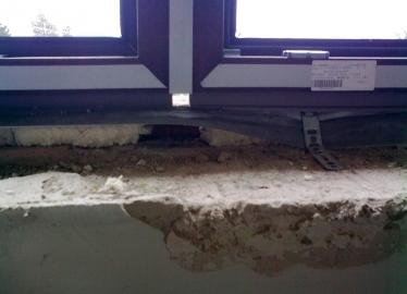 Obr. 6: Otvor v místě styku dvou rámů bez utěsnění